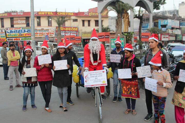 वहीं सांताक्‍लाज के रूप में युवाओं को अनोखा संदेश देते देखकर अपने बच्‍चे के साथ आईं कंचन का कहना है कि ये काफी अलग और अनोखा तरीका है. सांताक्‍लाज के रूप में स्‍वच्‍छता का संदेश देता देखकर बच्‍चे इसे आसानी से समझ सकते हैं. ये अनोखा तरीका किसी भी संदेश को बच्‍चों के दिल और दिमाग तक पहुंचाने का अच्‍छा माध्‍यम है. इन युवाओं की जितनी प्रशंसा की जाए वो कम है.