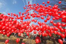 क्रिसमस पर एक कंपनी अपने हर कर्मचारी को दे रही है लाखों रुपए