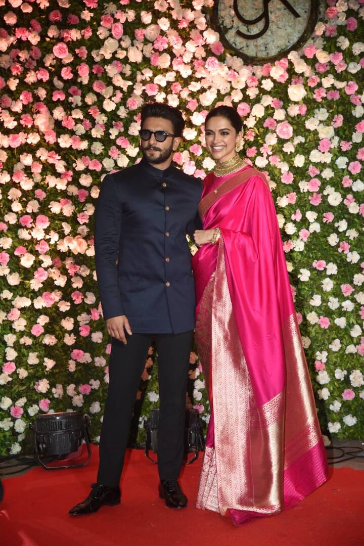 मशहूर कॉमेडियन कपिल शर्मा और गिन्नी चतरथ ने 12 दिसंबर को जालंधर में शादी कर ली थी. इनकी शादी में फैमिली और करीबी दोस्तों ही शामिल रहे. बीती रात मुंबई में कपिल शर्मा ने टीवी और बॉलीवुड के अपने दोस्तों के लिए रिसेप्शन रखी है. इस मौके पर रणवीर सिंह और दीपिका पादुकोण भी पहुंचे थे.