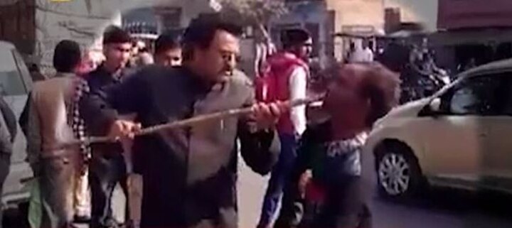 Sambhal: Bjp leader Mohammad Mia viral video of torture disable संभल: दिव्यांग ने कहा- अखिलेश यादव को दूंगा वोट, बीजेपी नेता मुंह में घुसाने लगा डंडा