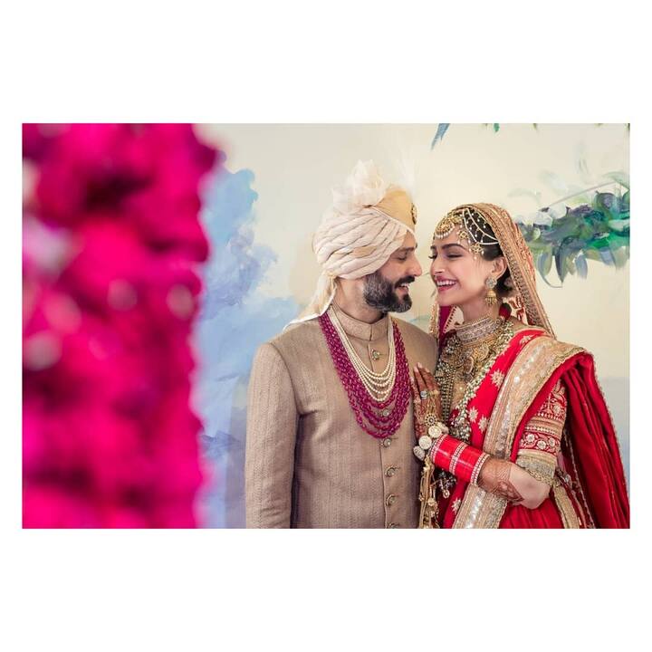 अनिल कपूर की बेटी और अभिनेत्री सोनम कपूर ने भी इसी साल 8 मई को 33 साल की उम्र में अपने ब्वॉयफ्रेंड आनंद आहूजा से शादी की. आनंद एक बिज़नेसमैन हैं. इनकी शादी मुंबई में अनिल कपूर के घर पर हुई. शादी में कई सितारे शामिल हुए थे. बता दें कि सोनम और आनंद एक दूसरे को काफी समय से डेट कर रहे थे. (तस्वीर: इंस्टाग्राम)