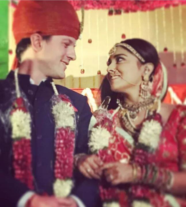 साउथ की मशहूर अभिनेत्री और कई हिंदी फिल्मों में नज़र आ चुकीं श्रिया सरन ने भी इस साल अपना घर बसा लिया. उन्होंने अपने ब्वॉयफ्रेंड आंद्रे कोश्चीव (Andrei Koscheev) से 12 मार्च को हिंदू रीति रिवाज के साथ शादी की. मीडिया रिपोर्ट्स के मुताबिक श्रिया की शादी काफी प्राइवेट थी. रिश्तेदारों के अलावा उनकी शादी में मनोज बाजपेयी और शबाना आज़मी जैसे करीबी ही शामिल हुए थे. (तस्वीर: इंस्टाग्राम)