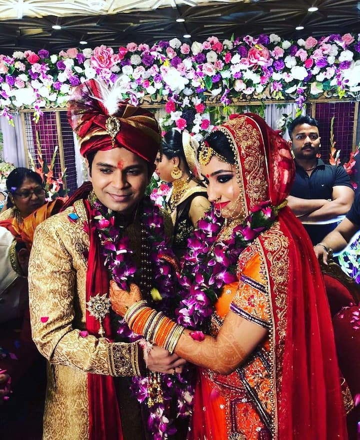 तेरी गलियां और सुन रहा है ना तू जैसे यादगार गानों को अपनी आवाज़ देने वाले सिंगर अंकित तिवारी ने भी इस साल शादी रचा ली. उन्होंने कानपुर में एक पारिवारिक फंकशन में पल्लवी शुकला से 23 फरवरी को शादी की. पल्लवी एक मेकैनिकल इंजीनियर हैं. (तस्वीर: इंस्टाग्राम)