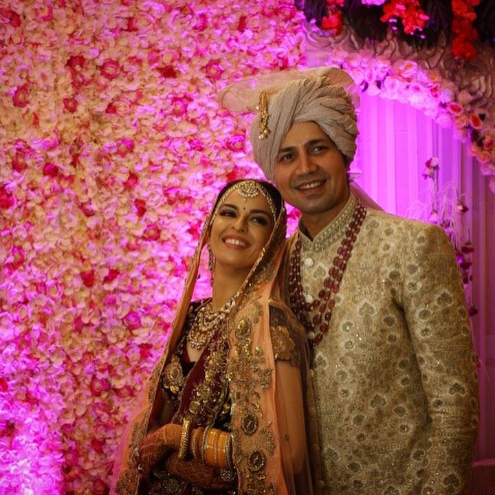 टीवी सीरियल से फिल्मों तक का सफर तय करने वाले अभिनेता सुमित व्यास ने इस साल 15 सितंबर को छोटे परदे की मशहूर अभिनेत्री एकता कौल से शादी की. सुमित हाल ही में फिल्म ‘वीरे दी वेडिंग’ में करीना कपूर खान के अपोज़िट नज़र आए थे. दोनों ने जम्मू में एक निजी समारोह में एक दूसरे के साथ सात फेरे लिए. (तस्वीर: इंस्टाग्राम)