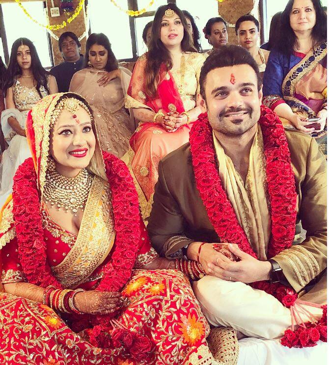 मिथुन चक्रवर्ती के बेटे अभिनेता महाक्षय चक्रवर्ती ने अभिनेत्री मदालसा शर्मा से शादी रचाई. उनकी शादी 10 जुलाई को हुई. मदालसा तेलुगू और तमिल फिल्मों के अलावा हिंदी और पंजाबी फिल्मों में भी काम कर चुकी हैं. जबकि मिमोह के नाम से मशहूर महाक्षय ने साल 2008 में फिल्म ‘जिमी’ से अपने करियर की शुरुआत की थी. (तस्वीर: इंस्टाग्राम)