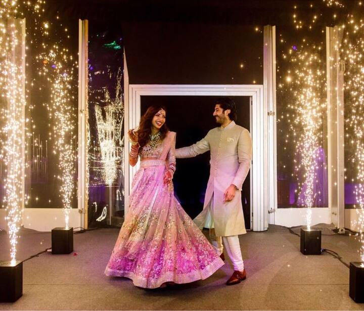 अभिनेता और मॉडल मोहित मारवाह ने फैशन स्टाइलिस्ट अंतरा मोतीवाला से 21 फरवरी को शादी रचाई. ये शादी यूएई में हुई थी. शादी में अनिल कपूर, बोनी कपूर और श्रीदेवी समेत पूरा परिवार शामिल हुआ था. मोहित, अनिल और बोनी कपूर की बहन रीना मारवाह के बेटे हैं. (तस्वीर: इंस्टाग्राम)