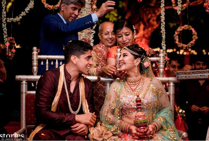 मसान और हरामखोर जैसी फिल्मों से मशहूर हुईं अभिनेत्री श्वेता त्रिपाठी भी इस साल शादी के बंधन में बंध गईं. उन्होंने 33 साल की उम्र में रैपर चैतन्या शर्मा के साथ सात फेरे लिए. दोनों की शादी गोवा में हुई. श्वेता और चैतन्या एक दूसरे को लंबे समय से डेट कर रह थे. (तस्वीर: इंस्टाग्राम)