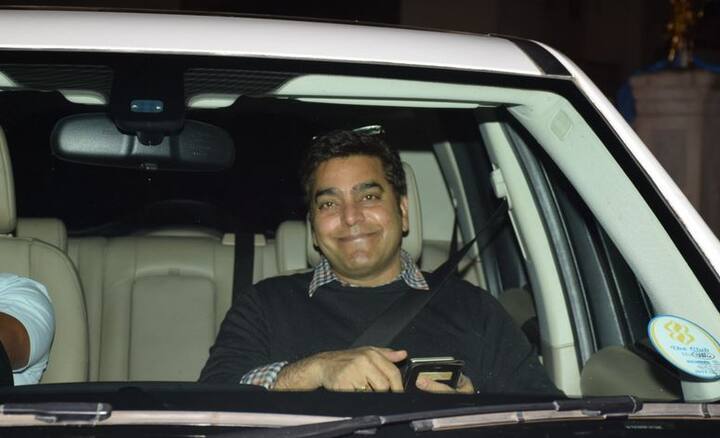 इसके अलावा फिल्म की स्टारकास्ट भी इस खास स्क्रीनिंग के लिए पहुंची. जिनमें एक्टर आशुतोष राणा भी शामिल हैं. 