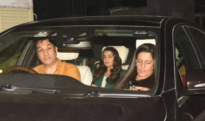 रणवीर सिंह के मम्मी-पापा और बहन के साथ उनकी पत्नी दीपिका पादुकोण भी फिल्म की स्क्रीनिंग के लिए पहुंची. 