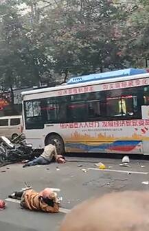 दर्दनाक वीडिया: चीन में चाकूधारी ने बस हाईजैक कर लोगों पर चढ़ाई, 5 की मौत 21 घायल