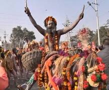 Kumbh Mela 2019: जूना अखाड़े की पेशवाई के साथ कुंभ मेले की औपचारिक शुरुआत, भव्यता का आकार लेने लगा कुंभ