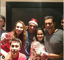 सलमान खान की क्रिसमस पार्टी में रात भर हुई मस्ती, पापा के साथ पहुंचीं कैटरीना कैफ, देखें INSIDE तस्वीरें