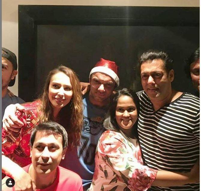 कल मुंबई में खान परिवार ने क्रिसमस के मौके पर एक धमाकेदार पार्टी का आयोजन किया जिसमें कई बड़े सितारे पहुंचे. इस पार्टी में पूरी रात जमकर मस्ती हुई. पार्टी की ये इनसाइड तस्वीर सामने आई है जिसमें सलमान खान, उनकी गर्लफ्रेंड यूलिया वंतूर, अर्पिता खान शर्मा और सोहेल खान नज़र आ रहे हैं. देखें तस्वीरें