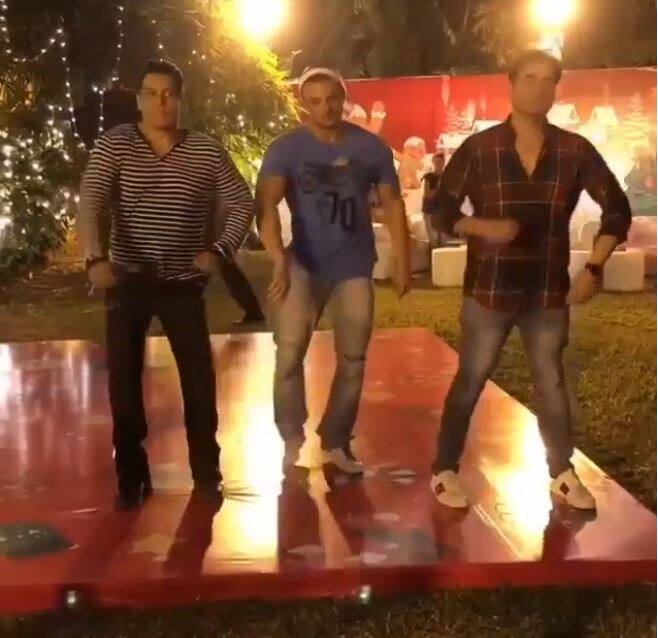 इस पार्टी में सलमान खान अपने दोनों भाइयों अरबाज़ खान और सोहेल खान के साथ डांस करते दिखे. इस डांस की वीडियो सोशल मीडिया पर वायरल है.