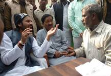 तेजप्रताप ने दूसरे दिन भी लगाई जनता दरबार, सुनी शिकायतें, पटना की झुग्गियों का किया रुख