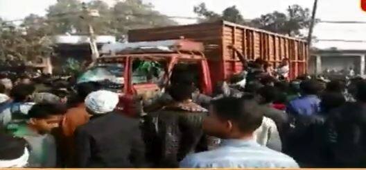 Aligarh: ruckus over cow slaughting, police handle the situation अलीगढ़: गोवंश से भरे ट्रक को रोककर लोगों ने किया हंगामा, गौशाला भेजे जा रहे थे पशु