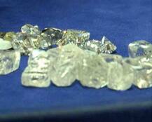 सूरतः संकट से जूझ रही है डायमंड इंडस्ट्री, कारोबार में 19,000 करोड़ रुपये की कटौती के बाद बढ़ी मुश्किलें