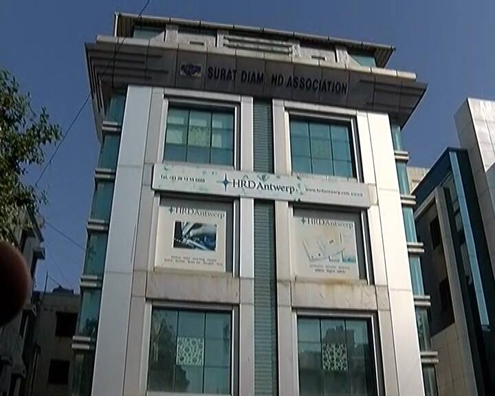 सूरतः संकट से जूझ रही है डायमंड इंडस्ट्री, कारोबार में 19,000 करोड़ रुपये की कटौती के बाद बढ़ी मुश्किलें