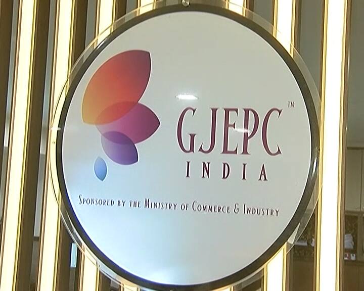 सूरतः संकट से जूझ रही है डायमंड इंडस्ट्री, कारोबार में 19,000 करोड़ रुपये की कटौती के बाद बढ़ी मुश्किलें