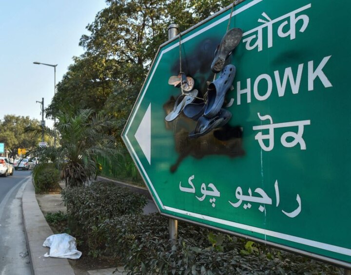 Rajiv Chowk board defaced after statue in New Delhi दिल्ली: 1984 दंगों के विरोध में प्रदर्शनकारियों ने राजीव चौक साइनबोर्ड पर कालिख पोती