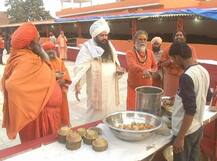 Kumbh Mela 2019: चाट पार्टी में संतों ने खाए गोलगप्पे और दही-वड़े, अलग नज़र आई भगवाधारियों की दुनिया