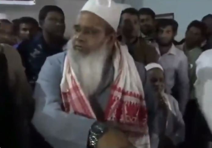 AIUDF Chief Badruddin Ajmal threatens to smash head of journalist सवाल पर भड़के AIUDF चीफ बदरुद्दीन अजमल, पत्रकार को दी सिर फोड़ने की धमकी