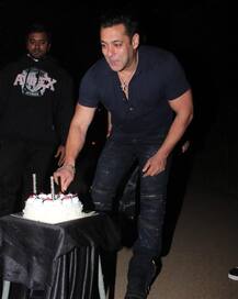 बर्थडे पर सलमान खान ने रखी शानदार पार्टी, अटेंड करने पहुंचे बॉलीवुड के कई बड़े सितारे