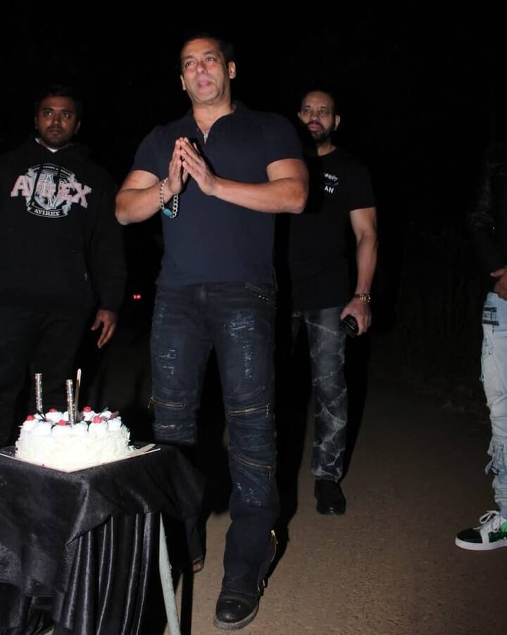 बर्थडे के इस खास मौके पर सलमान जींस और टीशर्ट में दिखे. हमेंशा की तरह उनके हाथों में ब्रेसलेट था और गले में उन्होंने बीइंग ह्यूमन की चेन पहन रखी थी. (Photo: Manav Mangalani)