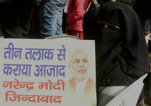 लोकसभा में आज दो बजे आएगा ट्रिपल तलाक बिल, 6 प्वाइंट्स में जानें अब तक का सफर लोकसभा में आज दो बजे आएगा ट्रिपल तलाक बिल, 6 प्वाइंट्स में जानें अब तक का सफर
