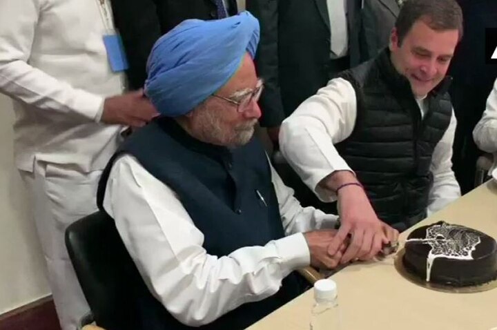 congress foundation day rahul gandhi hoist flag and cutting the cake with manmohan singh 134वां वर्षगांठ मना रही है कांग्रेस, राहुल गांधी ने फहराया झंडा, केक काटकर मनाया जश्न