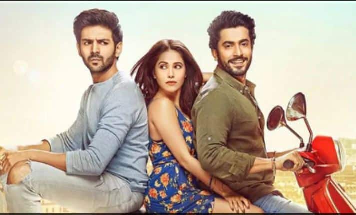 कार्तिक आर्यन को 'सोनू के टीटू की स्वीटी' ने बॉलीवुड हीरो से सुपरस्टार बना दिया. इस फिल्म को दर्शकों से इतना प्यार मिलेगा इसकी उम्मीद तो खुद फिल्मकारों को नहीं थी. फिल्म ने बॉक्स ऑफिस पर 108 करोड़ से ज्यादा की कमाई की. फिल्म का निर्देशन लव रंजन ने किया था. फिल्म में कार्तिक के साथ नुसरत भरूचा और सनी भी मुख्य भूमिकाओं में थे.