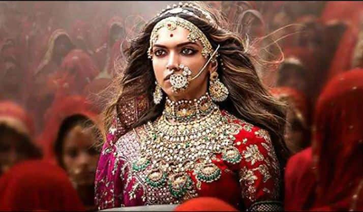 दीपिका पादुकोण , रणवीर सिंह और शाहिद कपूर की फिल्म 'पद्मावत' को लेकर जमकर विवाद हुआ. फिल्म को लेकर जितना विवाद हुआ फिल्म ने बॉक्स ऑफिस पर उतना ही कमाल कर दिखाया. संजय लीला भंसाली निर्देशित इस फिल्म ने बॉक्स ऑफिस पर 300 करोड़ से ज्यादा की कमाई की थी.