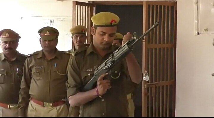 UP policemen fail to open insas rifle during test बदमाश पास, पुलिस फेल: थानों के निरीक्षण में दारोगा और सिपाही नहीं खोल पाए इंसास राइफल