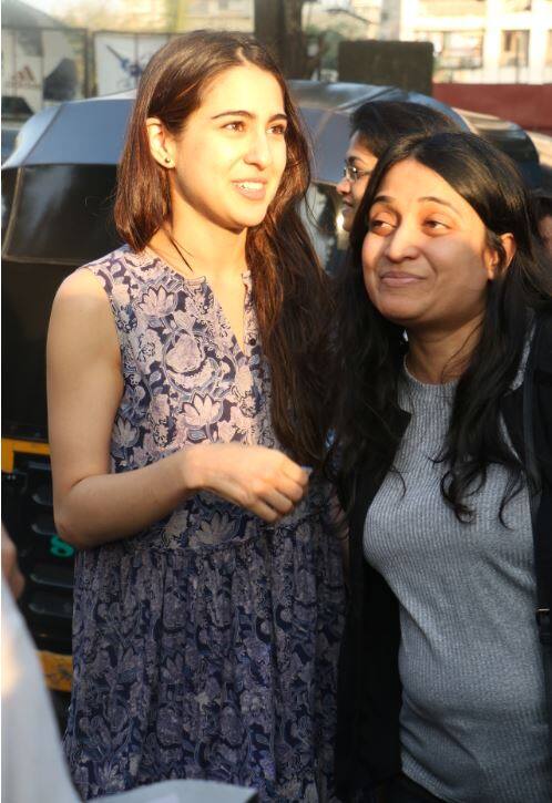 उन्होंने लोगों से खुद फिल्म को लेकर प्रतिक्रिया ली. लोग भी उन्हें देखकर उत्साहित नज़र आए.