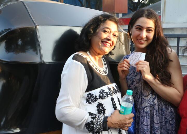 सारा यहां पर लोगों के साथ तस्वीरें क्लिक कराती भी नज़र आईं.