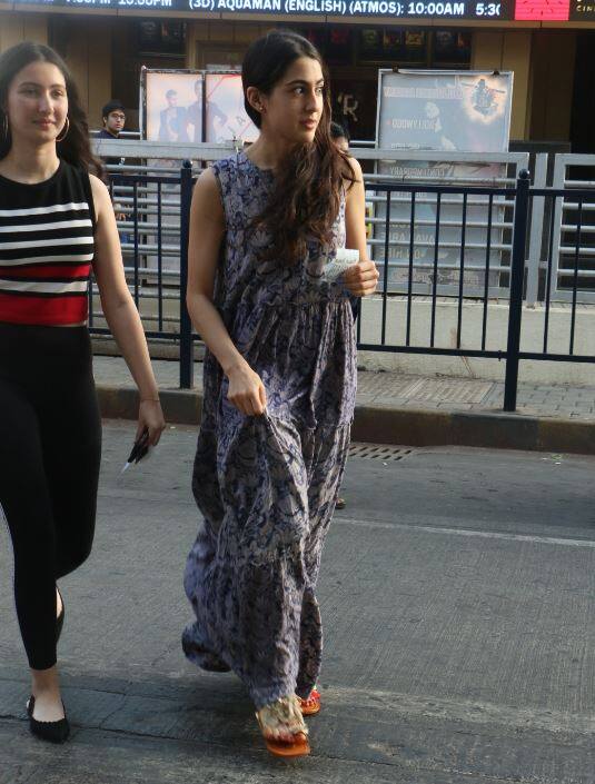 यहां सारा ने खुद ही टिकट काउंटर पर जाकर अपने लिए टिकट खरीदा.