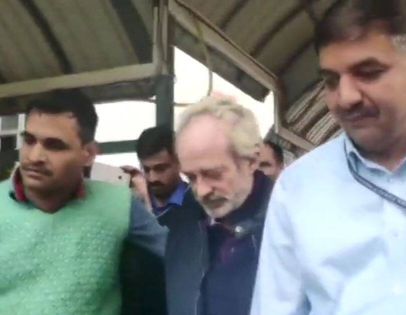 अगस्ता वेस्टलैंड: मिशेल की रिमांड 7 दिनों तक बढ़ी, ईडी का दावा- मिशेल ने लिया 'मिसेज गांधी' का नाम Agusta Westland case: Delhi's Patiala House Court sends alleged middleman Christian Michel to seven-day ED remand अगस्ता वेस्टलैंड: मिशेल की रिमांड 7 दिनों तक बढ़ी, ईडी का दावा- मिशेल ने लिया 'मिसेज गांधी' का नाम