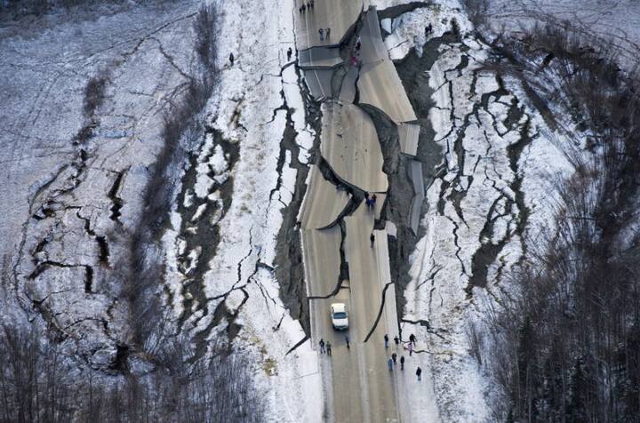 उत्तरी अमेरिका के अलास्का प्रांत में भूकंप के झटके आते रहते हैं. ऐसे ही एक झटके से तबाह हुए रोड को एक फोटोग्राफर ने अपने कैमरे में कैद किया. यह दृश्य बेहद ही खतरनाक लग रहा है, लेकिन आश्चर्य की बात ये है कि इस दौरान किसी व्यक्ति की जान नहीं गई और सभी सुरक्षित बच गए.
