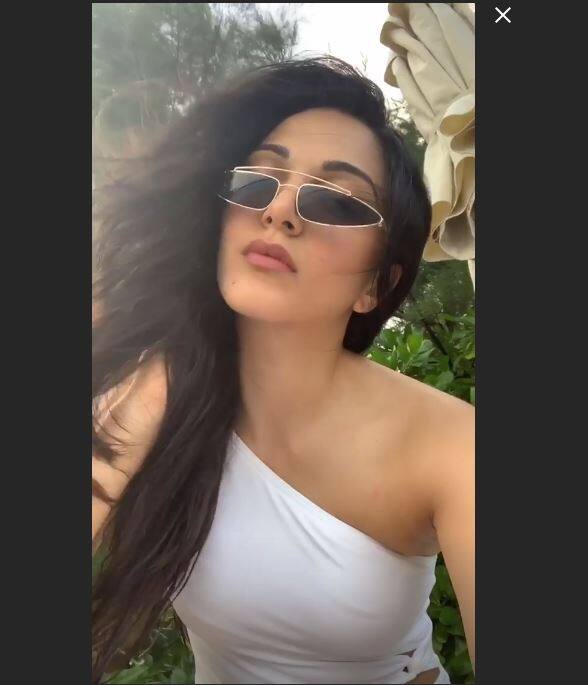 न्यू ईयर के मौके पर वेकेशन पर गईं बॉलीवुड अभिनेत्री कियारा आडवाणी ने एक और हॉट तस्वीर शेयर की है. इसके अलावा उन्होंने अपनी इंस्टा स्टोरी पर भी अपनी एक झलक फैंस के साथ साझा की है. (तस्वीर: इंस्टाग्राम)