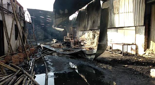 Muzaffarpur: Heavy fire broke down in snacks factory in Bochahan मुजफ्फरपुर: स्नैक्स फैक्ट्री में लगी भीषण आग, करीब आधा दर्जन लोग झुलसे, सात का अता-पता नहीं