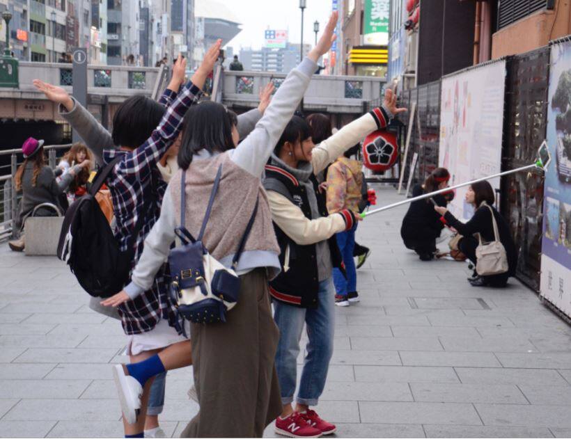 Keep these activity control while taking selfies चेतावनी: सेल्फी लेते वक्त इन अजीब हरकतों पर रखें नियंत्रण, नहीं तो हो सकता है नुकसान