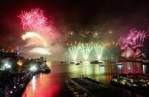 2019: नए साल का शानदार स्वागत, दिल्ली-मुंबई समेत दुनिया भर में जश्न में झूमे लोग