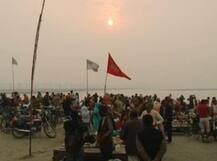 Kumbh Mela 2019: नये साल के पहले सूरज के दीदार को संगम पर उमड़ी भीड़, आस्था की डुबकी के साथ लोगों ने किया स्वागत