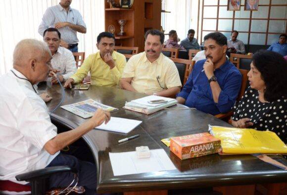 बीमार मनोहर पर्रिकर चार महीने बाद पहुंचे ऑफिस, अधिकारी ने हाथ पकड़कर चढ़ाया सीढ़ी