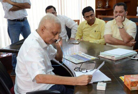 बीमार मनोहर पर्रिकर चार महीने बाद पहुंचे ऑफिस, अधिकारी ने हाथ पकड़कर चढ़ाया सीढ़ी