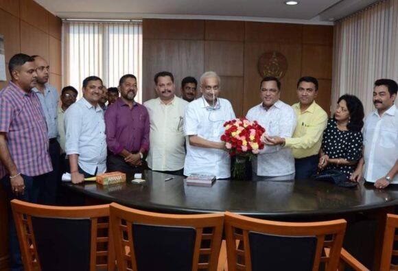 बीमार मनोहर पर्रिकर चार महीने बाद पहुंचे ऑफिस, अधिकारी ने हाथ पकड़कर चढ़ाया सीढ़ी