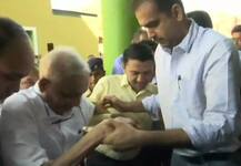 बीमार मनोहर पर्रिकर चार महीने बाद पहुंचे ऑफिस, अधिकारी ने हाथ पकड़कर चढ़ाया सीढ़ी