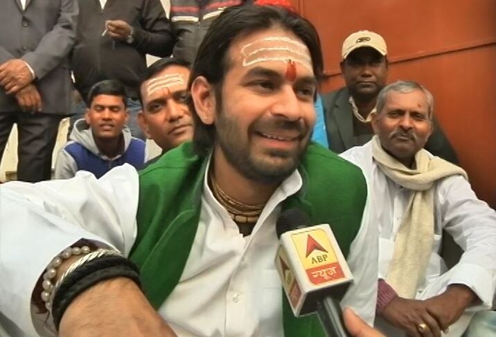 Tej Pratap Yadav meets Rabri Devi, said my chief minister is Tejashwi Yadav मां से मुलाकात के बाद तेज प्रताप का एलान- आज से मेरा मुख्यमंत्री तेजस्वी, फरियाद लेकर उसी के पास जाऊंगा