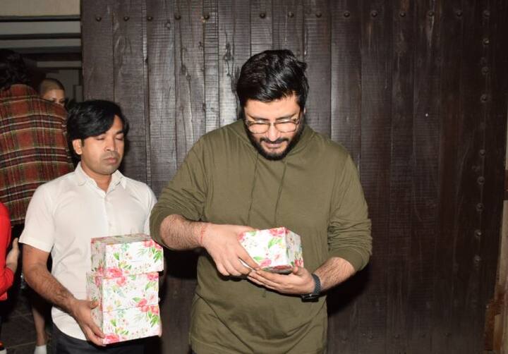 अपनी पत्नी के जन्मदिन की खुशी में पति गोल्डी बहल लोगों को मिठाइयां बांटते नजर आए. साथ ही गोल्डी ने अपनी पत्नी के लिए बेहद इमोशनल मैसेज भी लिखा. (तस्वीर - मानव मंगलानी)