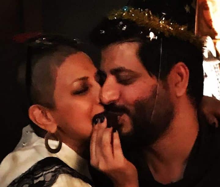  गोल्डी ने लिखा, 'हैप्पी बर्थडे सोनाली, लोग कहते हैं कि आपका जीवनसाथी आपका सबसे अच्छा दोस्त होना चाहिए, आपका आइना, आपकी ताकत और आपकी प्रेरणा. लेकिन तुम मेरे लिए इससे कहीं गुना ज्यादा हो. साल 2018 तुम्हारे लिए काफी मुश्किलों भरा रहा है लेकिन तुमने इन हालातों को बेहद खूबसूरती से सामना किया.' (तस्वीर -Instagram)